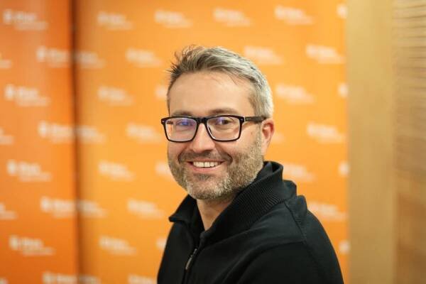 Obchodníci zvyšují ceny, dokud lidé kupují. Nakupujte méně a levněji, radí ekonom Navrátil