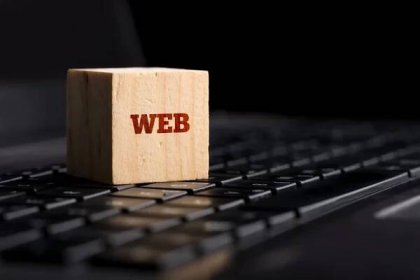 Conceptual Web Text on Small Wooden Block Above Black Computer Keyboard. — Stock obrázek