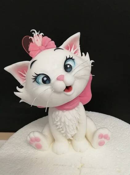 Pin by Vicky Aun on Porcelana | Hello kitty fondant, Cat cake topper, Clay crafts