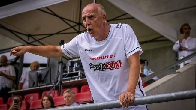 Mario Basler ledert gegen Augsburg-Coach Sandro Wagner und Bayern-Star