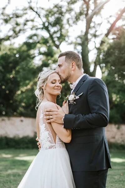 Lucka a Marek a veselka na Charvátově statku v Zápech - Svatební fotograf | Martina Konečná
