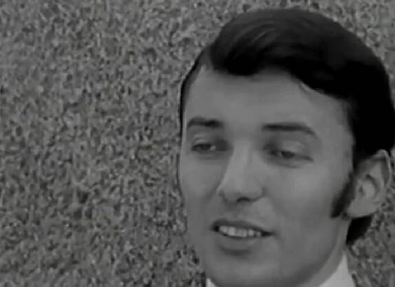 Karel Gott byl největší popovou hvězdou Československa a synonymem pro Zlatého slavíka zůstává pro mnoho lidí dodnes. Jeho nezávislý portrét připravil hudební publicista Pavel Klusák, který o osudu oblíbeného zpěváka vypráví 
v souvislostech našich dějin, proměn politiky a společnosti. Jeho práce přitom pevně stojí na důkladné analýze podkladů a přináší ověřená, méně známá i nová 
fakta.