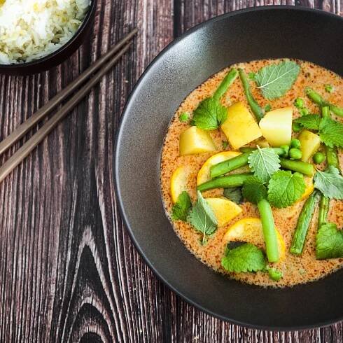 Roter Thai-Curry mit Sommer-Gemüse