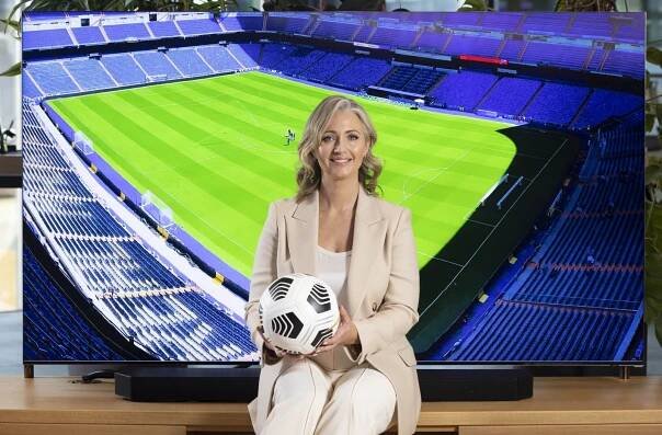 Blondýny, brunety. Televizní expertky dobývají fotbal, bodují nejen vzhledem