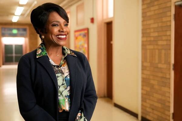 Emmy-winning actress Sheryl Lee Ralph, who stands 5 feet 6¾ inches tall, radiates elegance in a navy blazer layered over a vibrant printed blouse while portraying Barbara Howard in Abbott Elementary