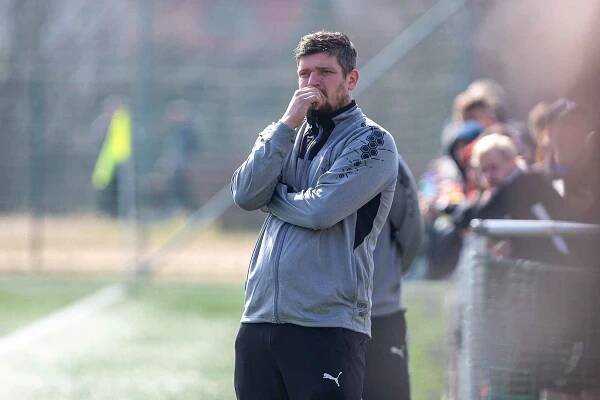 Fotbalové utkání 15. kola Moravskoslezské divize - skupiny D mezi FC Slovan Havlíčkův Brod (v bílých dresech) a FC Žďas Žďár nad Sázavou.