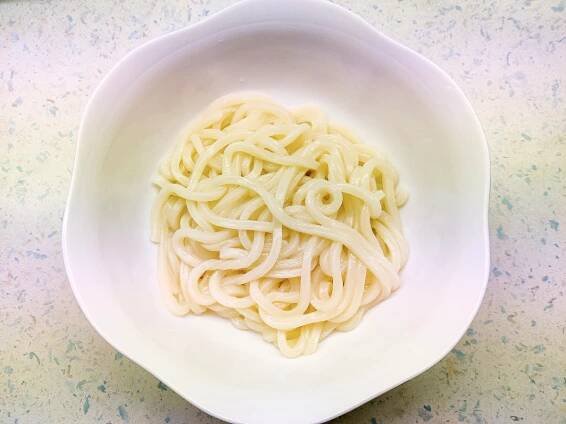 Udon nudle v miso polévce s pak choi a shiitake - Recepty ze sapy