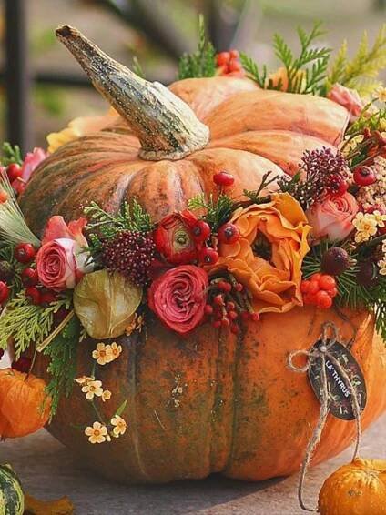 Pumpkin decorating ideas: floral centrepiece
