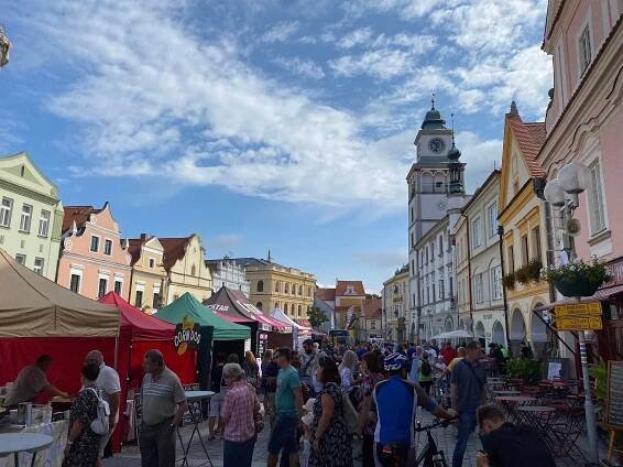 Burgry, červi a další dobroty. V Třeboni se mísily vůně a chutě z celého světa