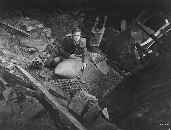The Adventures of Tartu - Z filmu - Robert Donat