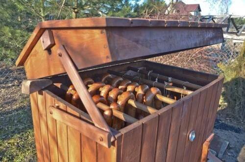 Ke stavbě udírny můžeme použít jakýkoliv materiál a konstrukci můžeme přizpůsobit svým potřebám.