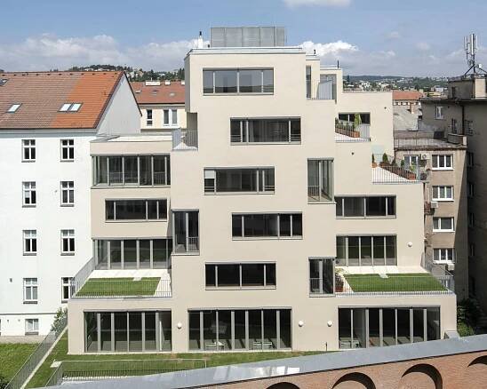 Polyfunkční dům v centru Bratislavy od Architektů A B.K.P.Š. nabízí velkorysé terasy i strukturovanou fasádu