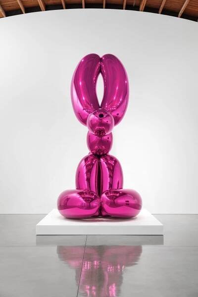Jeff Koons, Balloon Rabbit (Magenta), 2005–10. Mirror–polished stainless steel with transparent color coating, 168 × 107 × 80 ¾ inches (426.7 × 271.8 × 205.1 cm) © Jeff Koons. Photo: Fredrik Nilsen