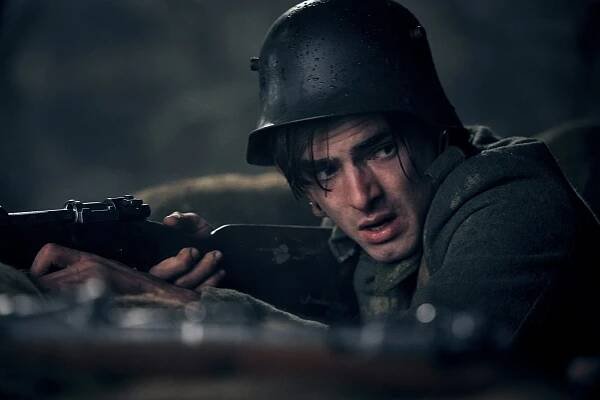 Na západní frontě klid - Z filmu - Aaron Hilmer