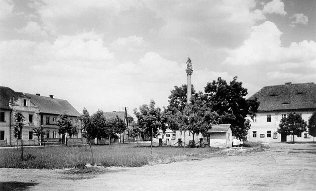 Vroutek, severozápadní část náměstí s morovým sloupem; 1956 (sbírka Pavla Fiedlera).