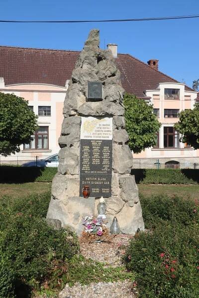 Soubor:Overview of World War I memorial in Krahulov, Třebíč District.jpg – Wikipedie