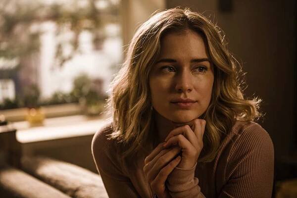 'Countdown': Elizabeth Lail on 'You' and Her 'Supergirl' Audition