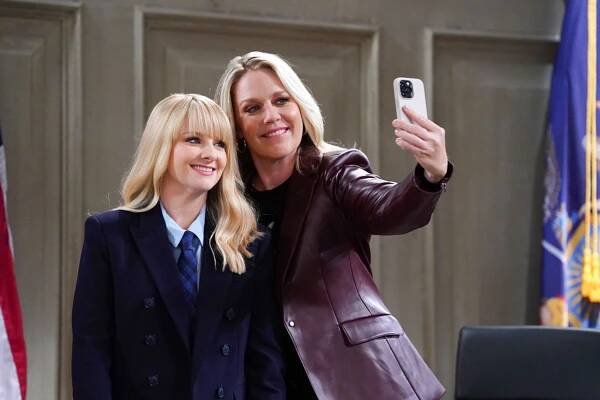 NIGHT COURT Season 2 Episode 6 Photos Wrath Of Comic-Con -- "Wrath of Comic-Con" Episode 205 -- Pictured: (l-r) Melissa Rauch as Abby Stone, Jessica St. Clair as Heather -- (Photo by: Nicole Weingart/NBC)
