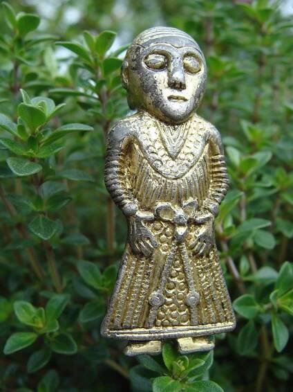 Figurka "ženy z Revninge" (zdroj: https://fbcdn-sphotos-a-a.akamaihd.net/hphotos-ak-xap1/t1.0-9/10313984_653910671349411_5882390244864172638_n.jpg)