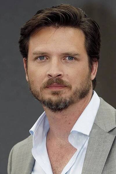 Aden Young herec