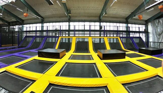Zábavný JumpPark Brno: hodinový vstup na trampolíny pro děti i dospělé