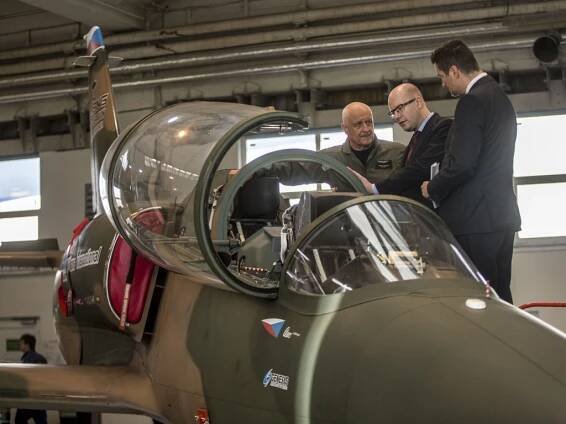 KRÁTCE: Premiér mezi letadly. Navštívil Aero Vodochody