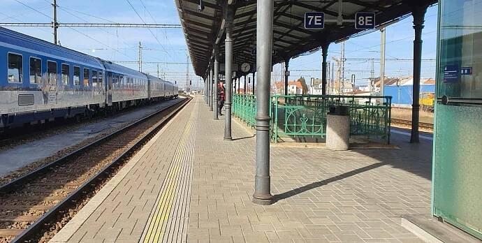 Nádraží České Budějovice a nástupiště u koleje 7