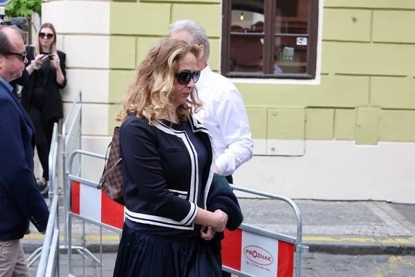 ONLINE: Pohřeb Aničky Slováčkové (†29) semkl rodinu: Sbohem, naše Aničko! Felix mladší nesl rakev