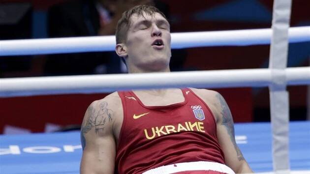 CHVÍLE ŠTĚSTÍ. Ukrajinský boxer Alexandr Usyk.jde do kolen, završil svůj oslavný kozáček.
