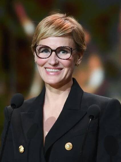 Judith Godrèche steht lächelnd auf der Bühne während der 49. Verleihung des César-Filmpreises in Paris, 23. Februar 2024. 