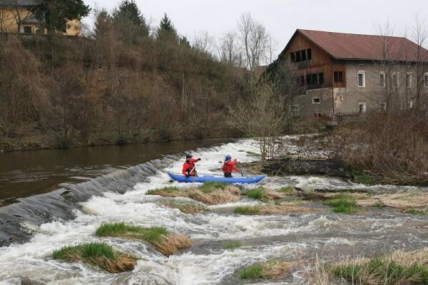 Doubrava z Pařížova s instruktorem nebo sami. Dovoz a půjčovna lodí, převoz zavazadel. Kánoe, raft, kajak, packraft. | CVOK