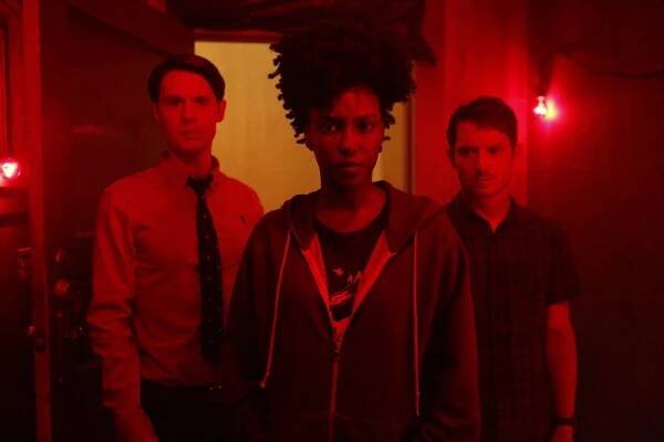 Dirk Gently's Holistic Detective Agency - Rogue Wall Enthusiasts - Z filmu - Samuel Barnett, Jade Eshete, Elijah Wood