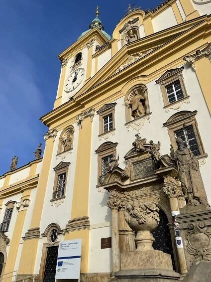 Olomouc pod mrakem, Sv. Kopeček zalilo slunce. Podívejte se