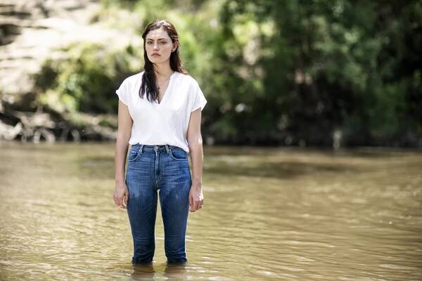 Phoebe Tonkin - Rozkvět - Série 2 - Promo