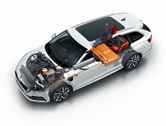 V nabídce standardní octavie jde tak o nejsilnější model, který akceleruje z 0 na 100 km/h za 7,9 sekundy. V této disciplíně je však i nadále nejlepší motor 2.0 TSI s výkonem 140 kW, který je o vteřinu rychlejší. Maximální rychlost octavie do zásuvky činí 220 km/h. Spárovaná je se šestistupňovou automatickou převodovkou a pohání se pouze přední kola. Foto: Škoda Auto