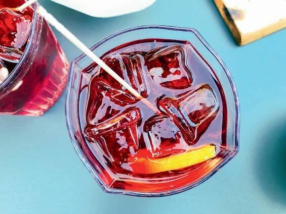 červený koktejl s ledem a oranžovým řezem shora. pohled shora na čerstvý, chutný a barevný koktejl na stole. - negroni - stock snímky, obrázky a fotky