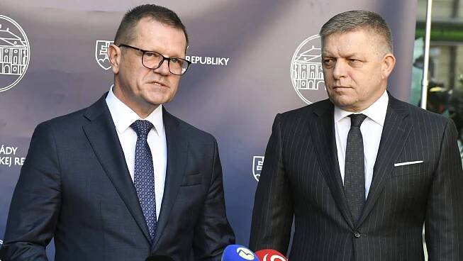 Na snímke vľavo podpredseda vlády SR pre Plán obnovy a odolnosti a využívanie eurofondov Peter Kmec a vpravo predseda vlády SR Robert Fico počas brífingu po pracovnom stretnutí.