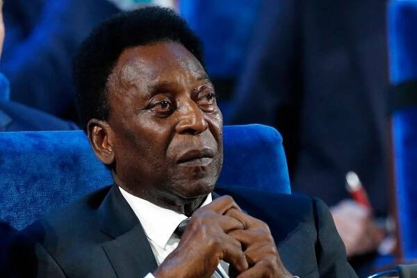 Pelé oslávil 81. narodeniny, dostal tortu v tvare lopty