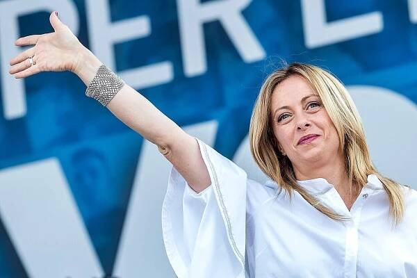 Sesadí Salviniho tato kočka? Vzhlíží k Mussolinimu a lodě pro migranty chce rovnou potápět - Expres.cz
