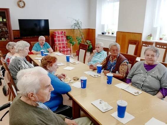 OBRAZEM: Seniorům do Rožďalovic přijel zahrát Třehusk. Došlo i na jedno přání