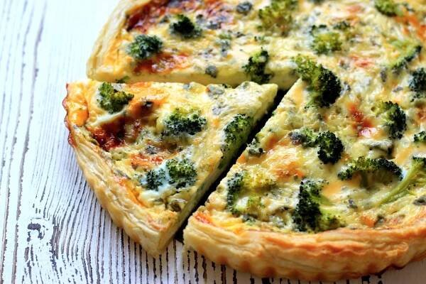 Quiche, slaný francouzský koláč pro chvíle pohody. Tentokrát ho připravíme s brokolicí, špenátem a další zeleninou