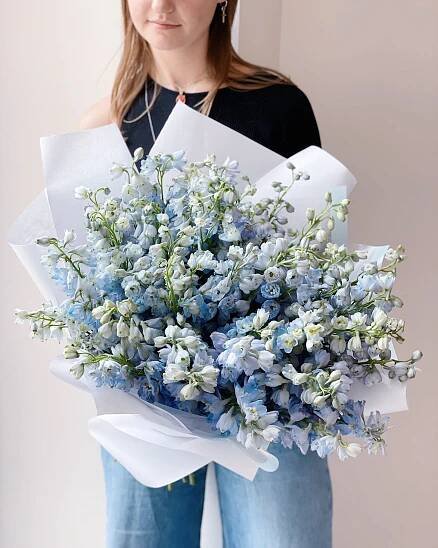 Doručení květin blue delphinium od Coolflowers po Praze