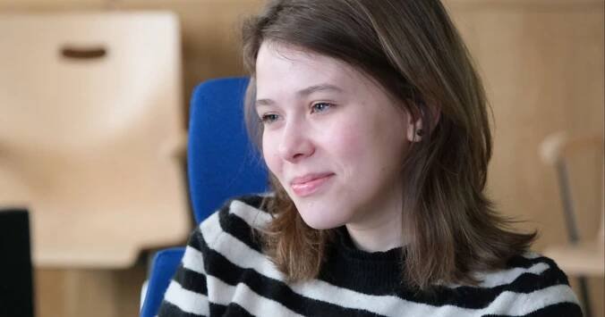 Je to zvláštní, když je najednou na jevišti mamka kolegyní. Směje se herečka a zpěvačka Anežka Malá