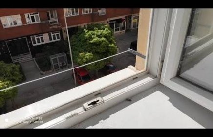 Držák na truhlíky na okenním parapetu