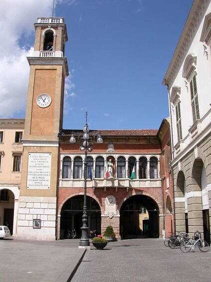 Soubor:Loggia dei nodari, Piazza Vittorio Emanuele II, Rovigo.jpg – Wikipedie