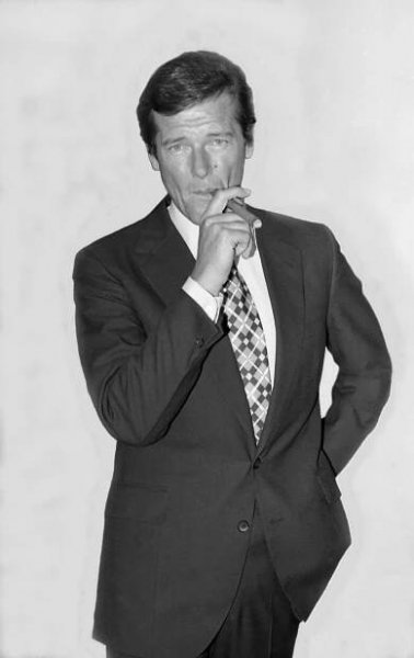 Roger Moore - Wikipedia