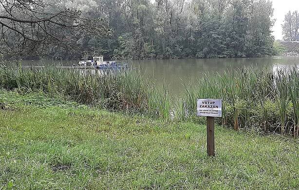 Po jezeře v zámeckém parku pluje sací bagr. Začalo čištění dna