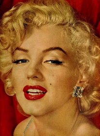 FOTO: Červené rty, blond vlasy a piha krásy, typické pro Marilyn Monroe. – stránka 4