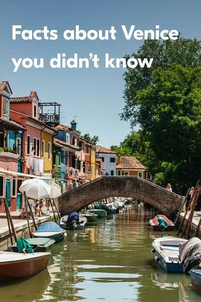 boats are parked on the water in front of buildings and a bridge that reads, fact about venice you didn't know