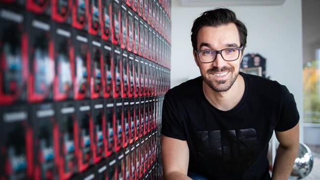 Český Madmonq získal 13 milionů na tabletky pro lepší výkon hráčů videoher. Podpořily ho i pokerové hvězdy